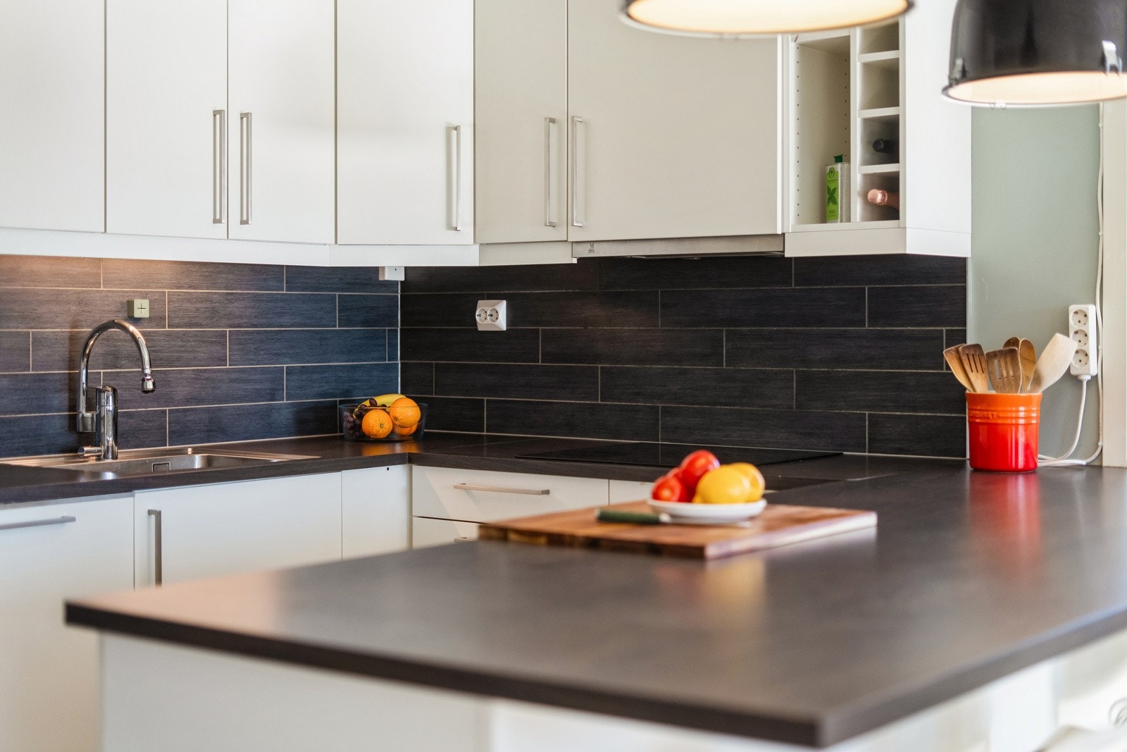 Kjøkkenøya gjev ekstra benkeplass, og er perfekt for baking, raske måltid eller kontorplass! Galleribilde