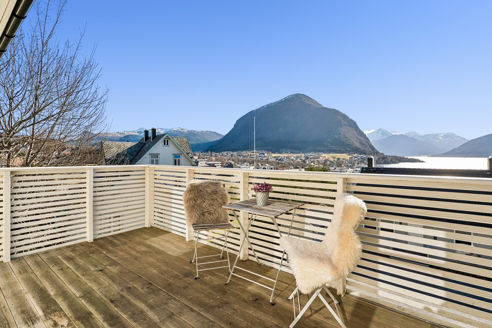 Sørvendt og solrik terrasse med nydeleg utsikt over sentrum, Voldsfjorden og fjella i kring Galleribilde
