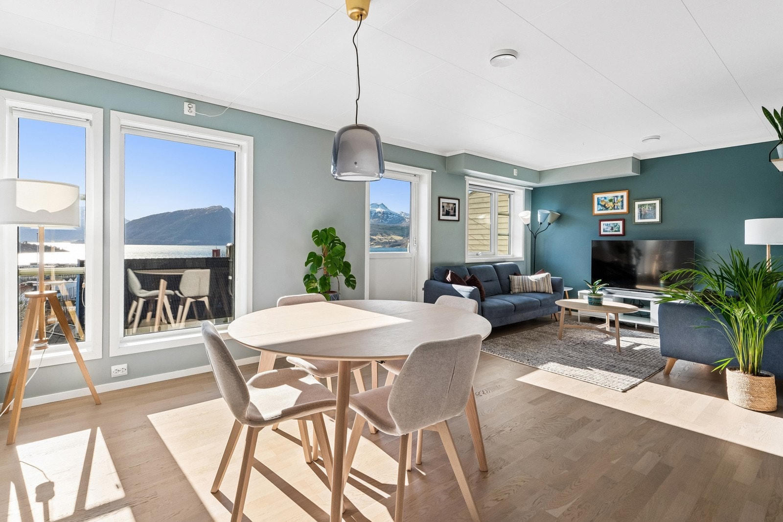 Pen stove med store vindauge som tek naturen inn, gjev fint gjennomgåande lys og ei luftig og god romkjensle Galleribilde