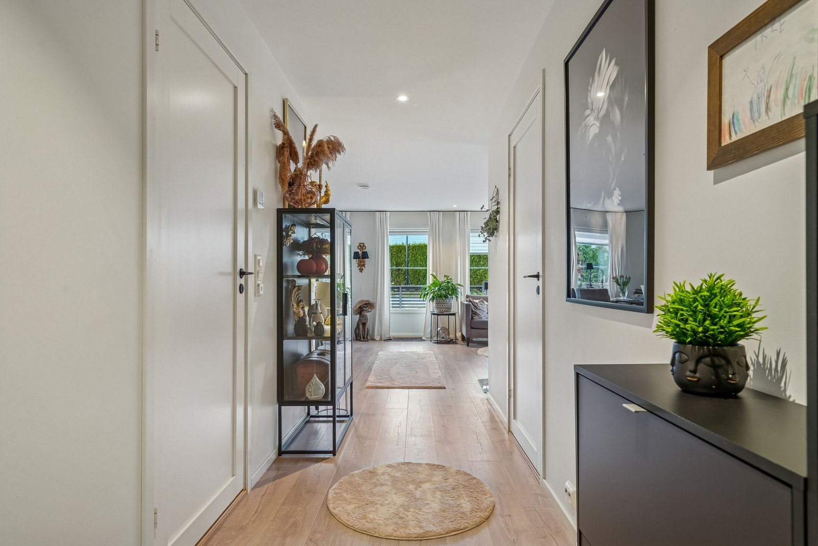 I gangen er det plass til oppbevaring av yttertøy og sko. Trappeluke til loft. Galleribilde