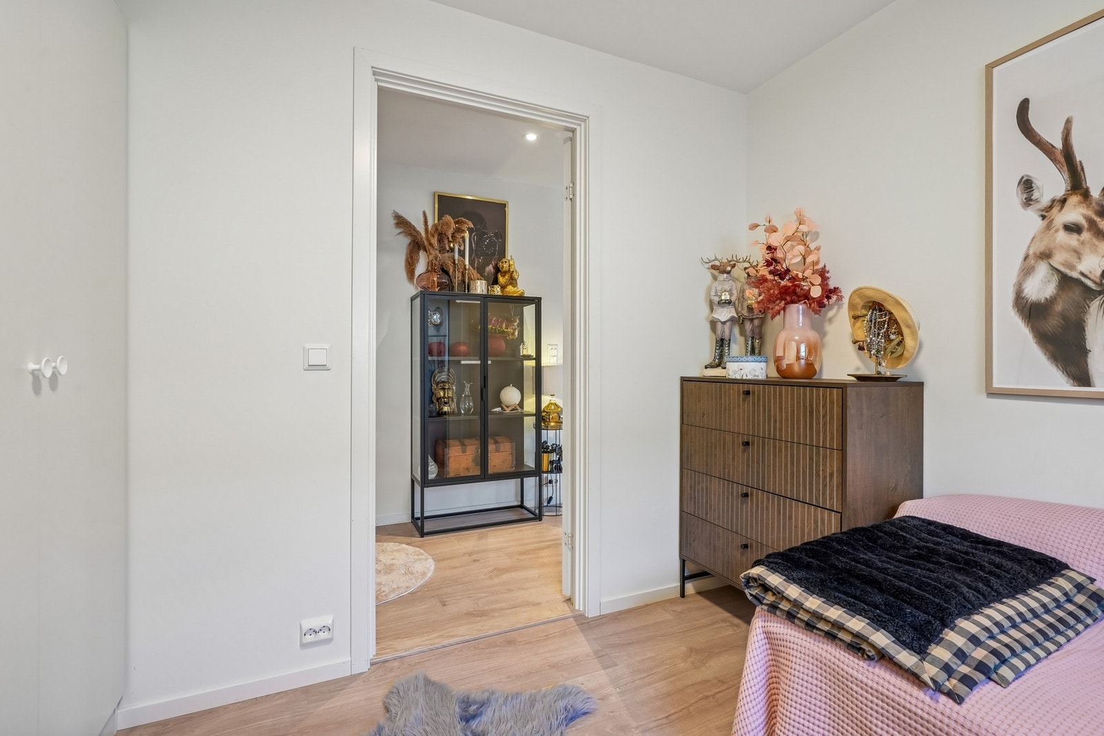 Det er montert garderobeskap for god oppbevaring. Galleribilde