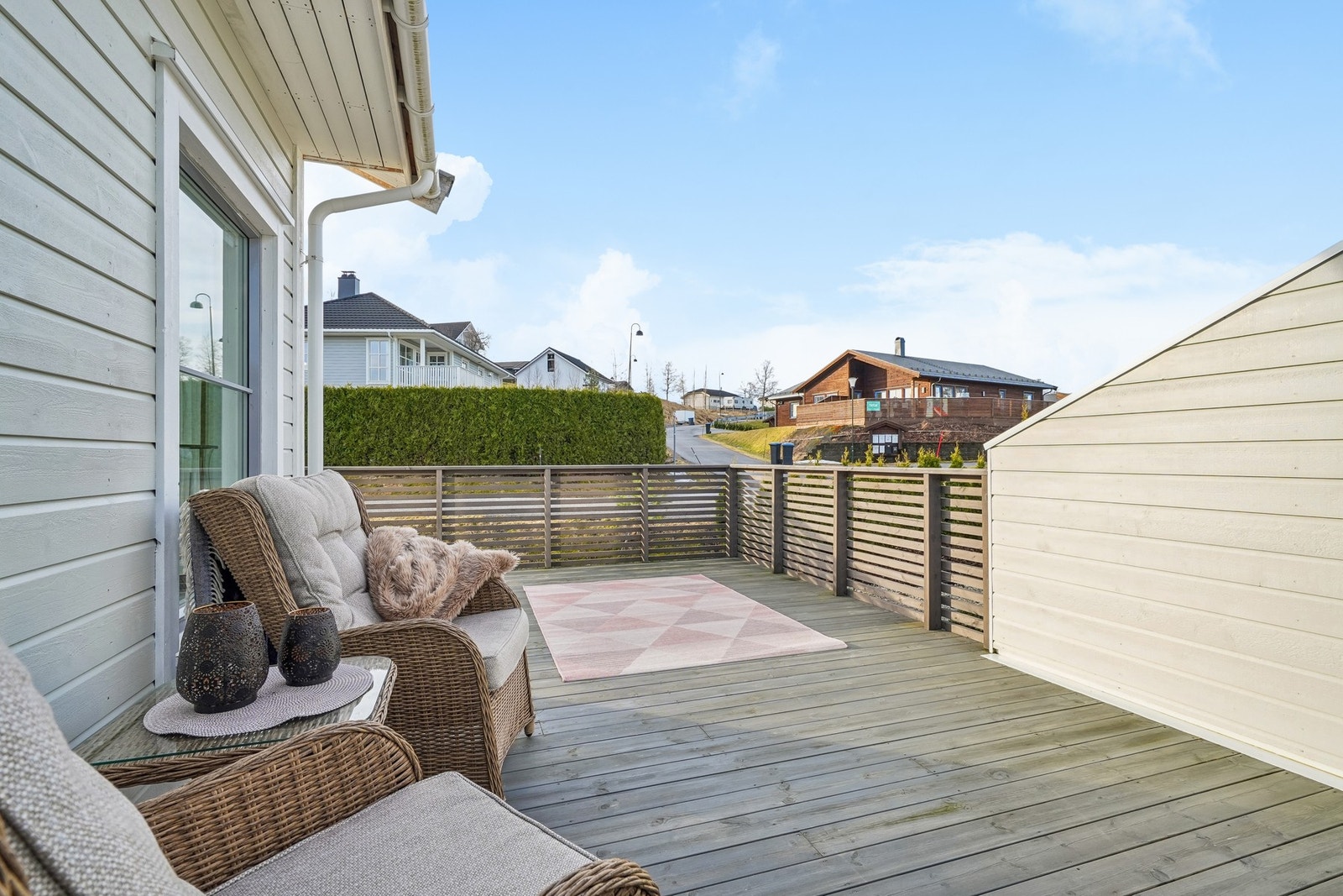 Den store terrassen har tredekke samt levegger og rekkverk. Galleribilde