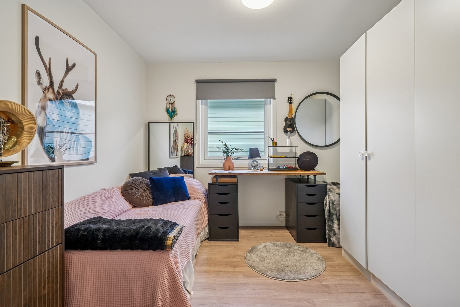 Soverom nr 2 har fin størrelse, og det er vindu mot vest. Her er det plass til seng, nattbord og kommode/skrivebord. Galleribilde