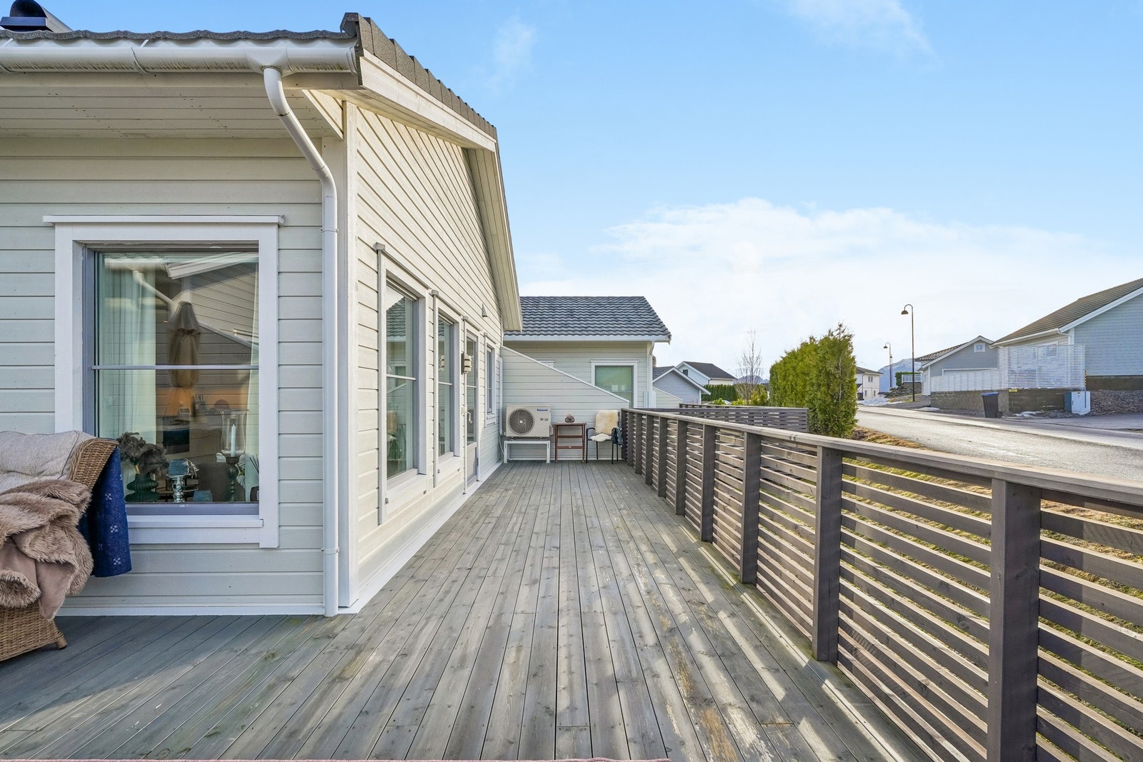 Fra stue og kjøkken er det utgang til en lun og skjermet solterrasse. Galleribilde