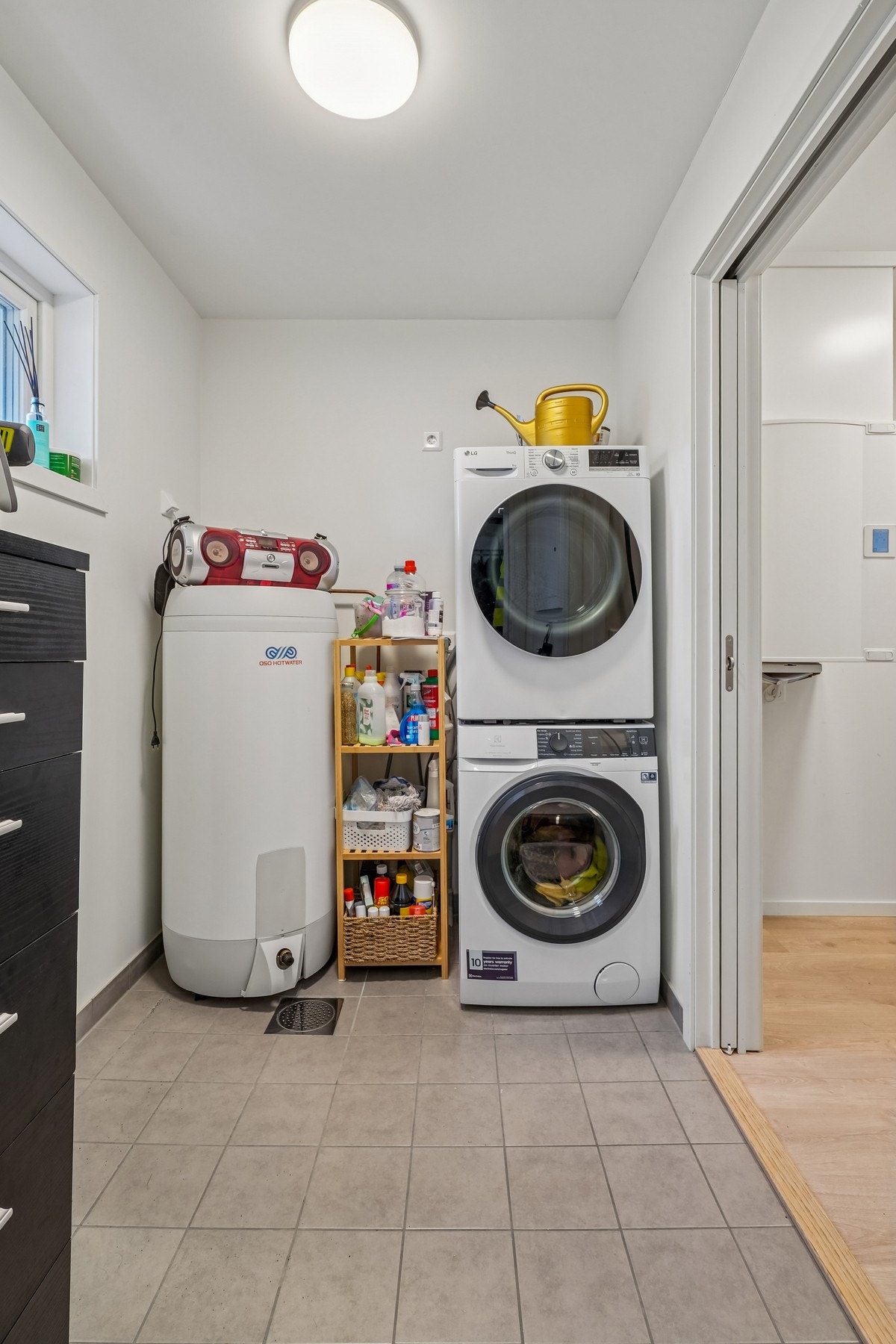 Vaskerommet har fliser på gulvet, og på veggene er det malte flater. Varmtvannstank på ca. 200 liter. Opplegg for vaskemaskin og tørketrommel. Skyvedør til bod i rom ved siden av. Galleribilde