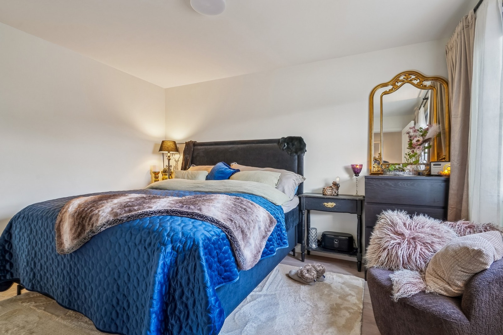 Boligen har 2 soverom. Begge har lyse slette veggflater og samme fine laminatgulv som øvrige rom. Galleribilde