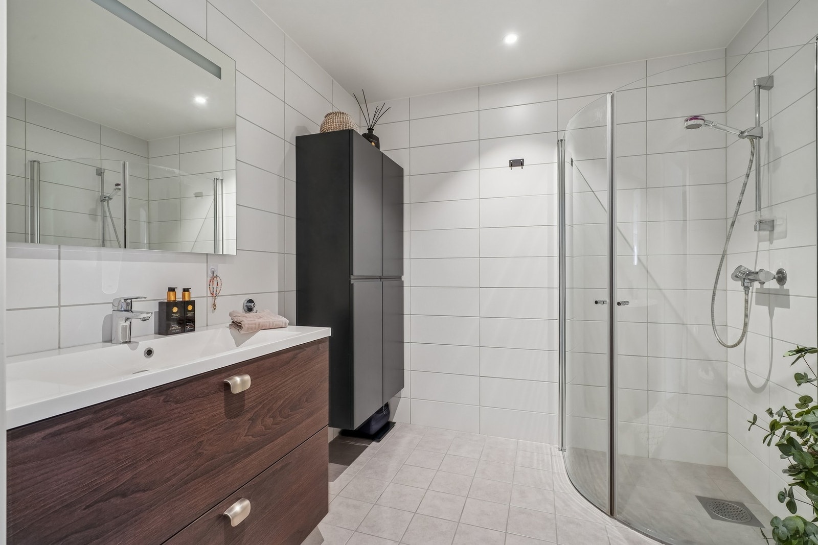 Badet er helfliset med elektriske varmekabler i gulvet. Dimmbare downlights i himling. Galleribilde