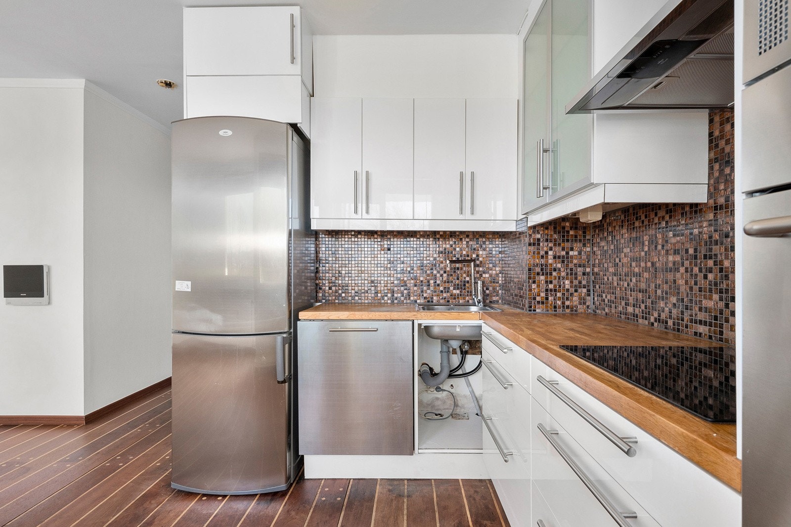 Kjøkken - frittstående kjøleskap og oppvaskmaskin med integrert komfyr, platetopp, micro og stekeovn. Galleribilde