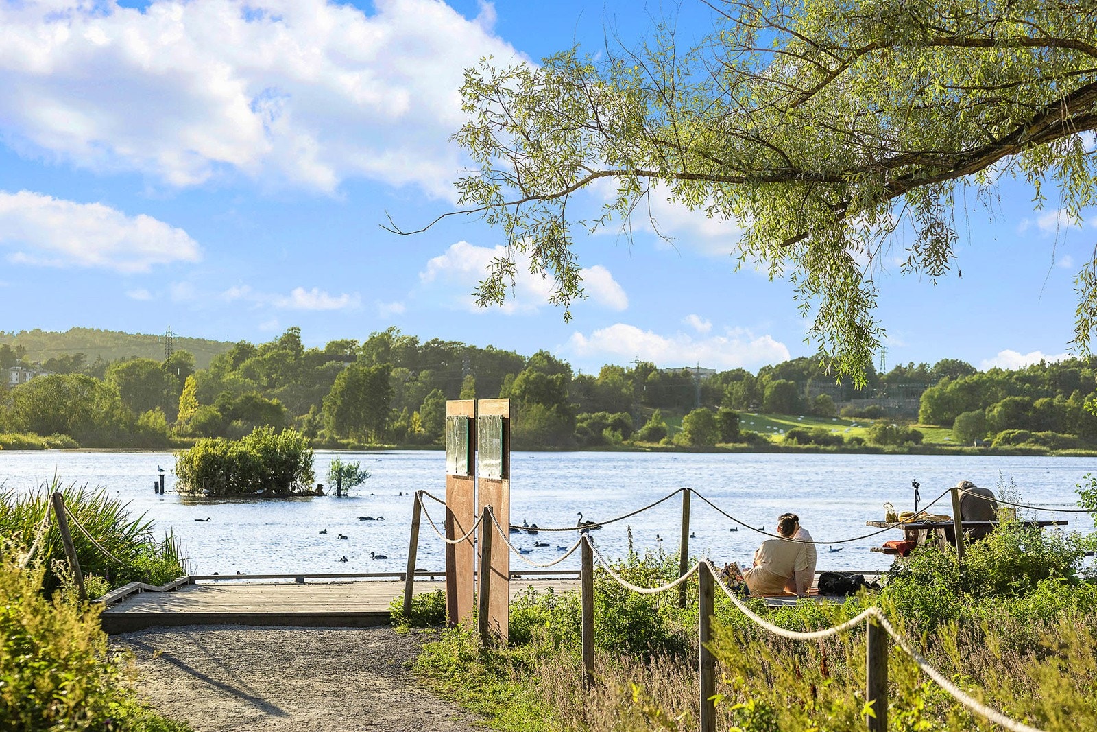 Det er kort vei til idylliske Østensjøvannet med tursti rundt. Galleribilde