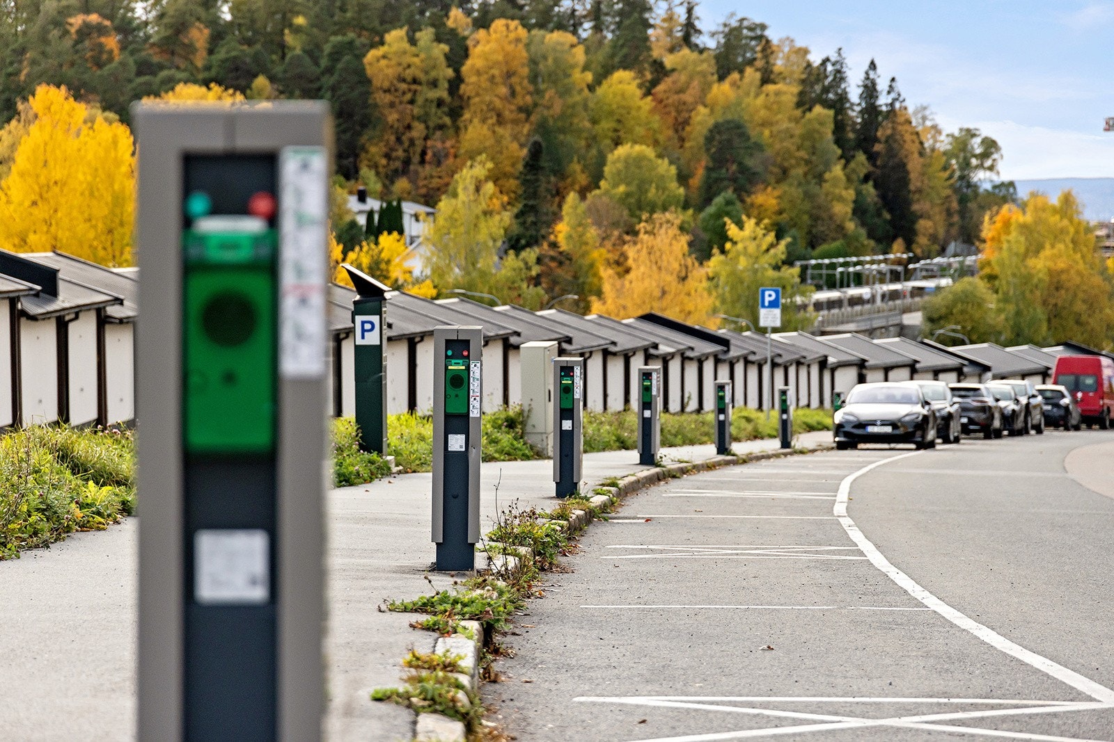 I gaten utenfor borettslaget finnes det 14 stk. kommunale ladestasjoner. Galleribilde