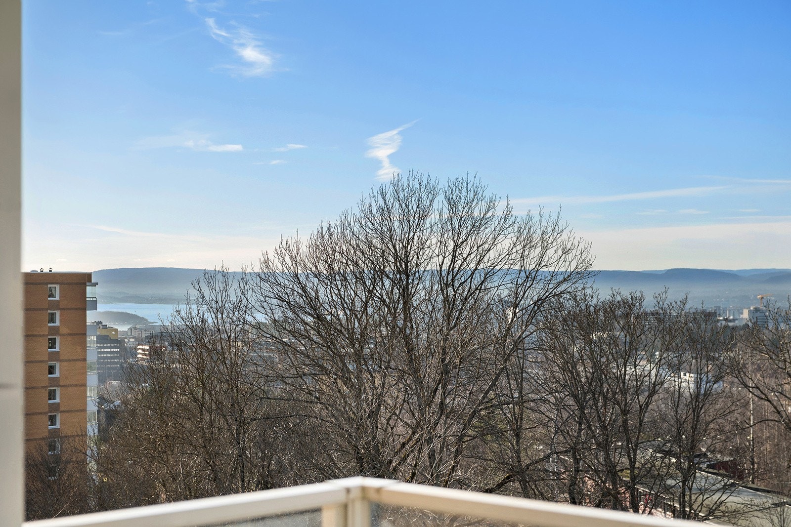 Utsikt mot byen og fjorden Galleribilde