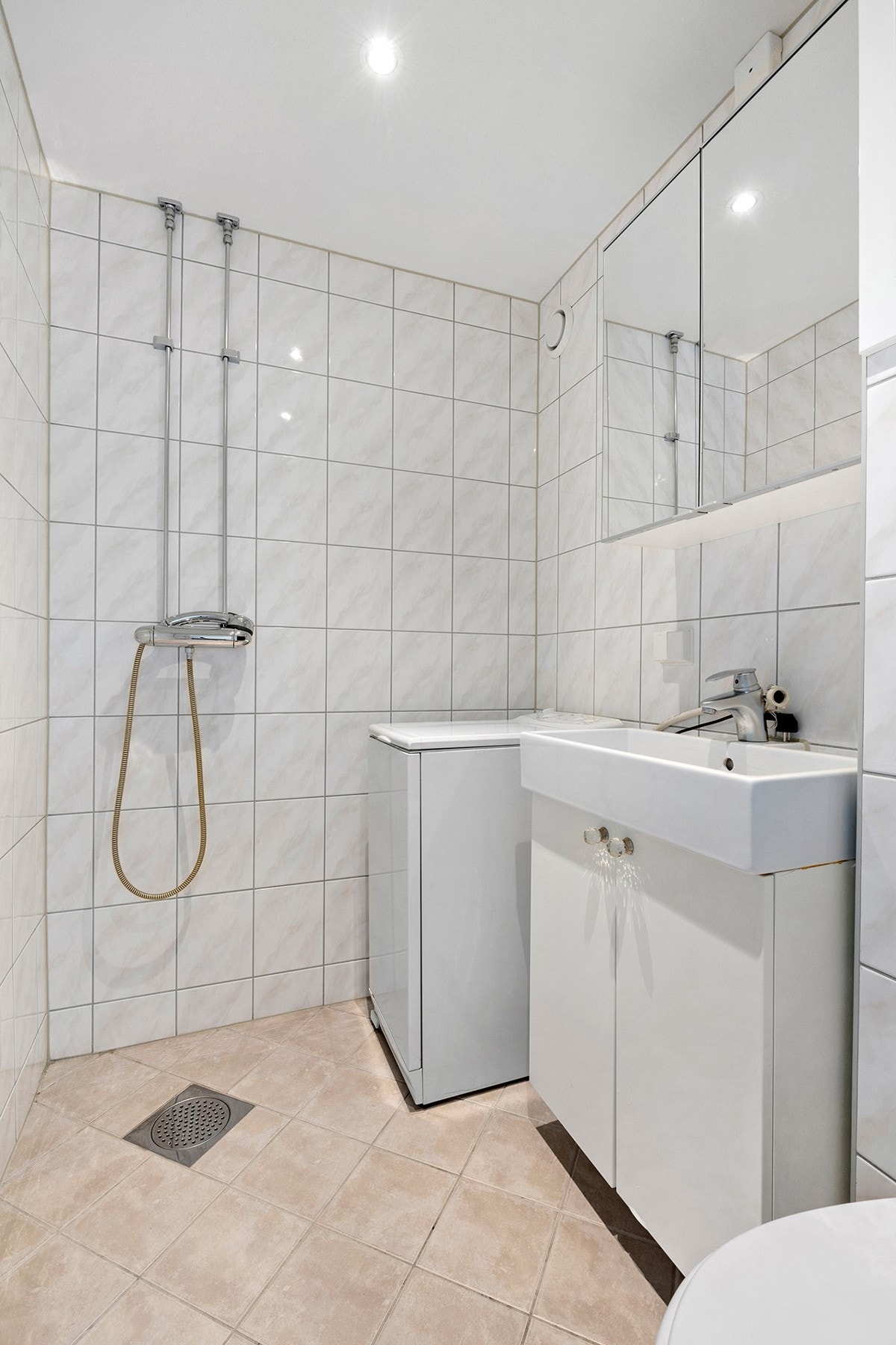 Baderom rehabilitert i regi borettslaget 2016 med varmekabler og downlights Galleribilde