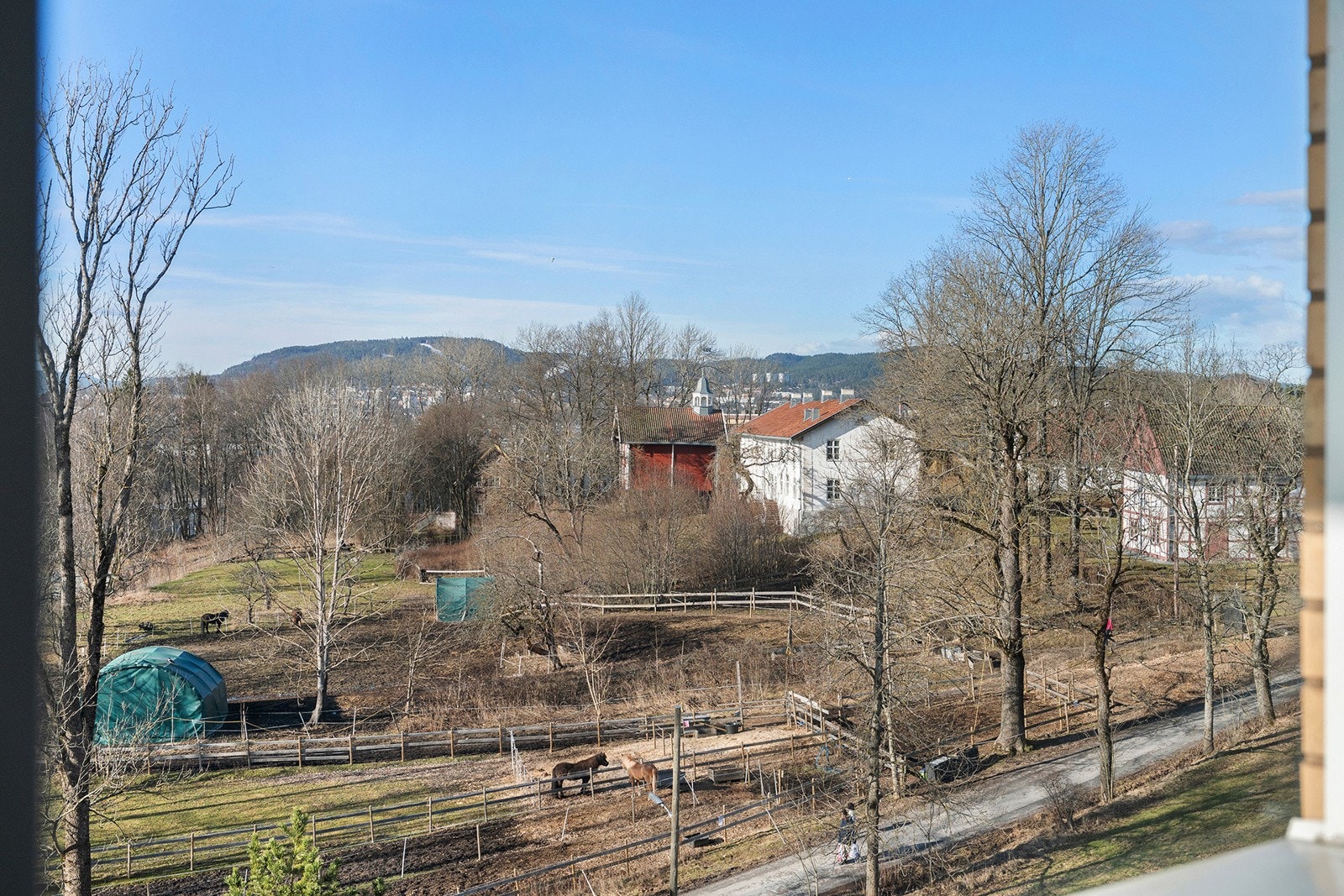 Flott utsikt over nærområdet og mot byen! Galleribilde