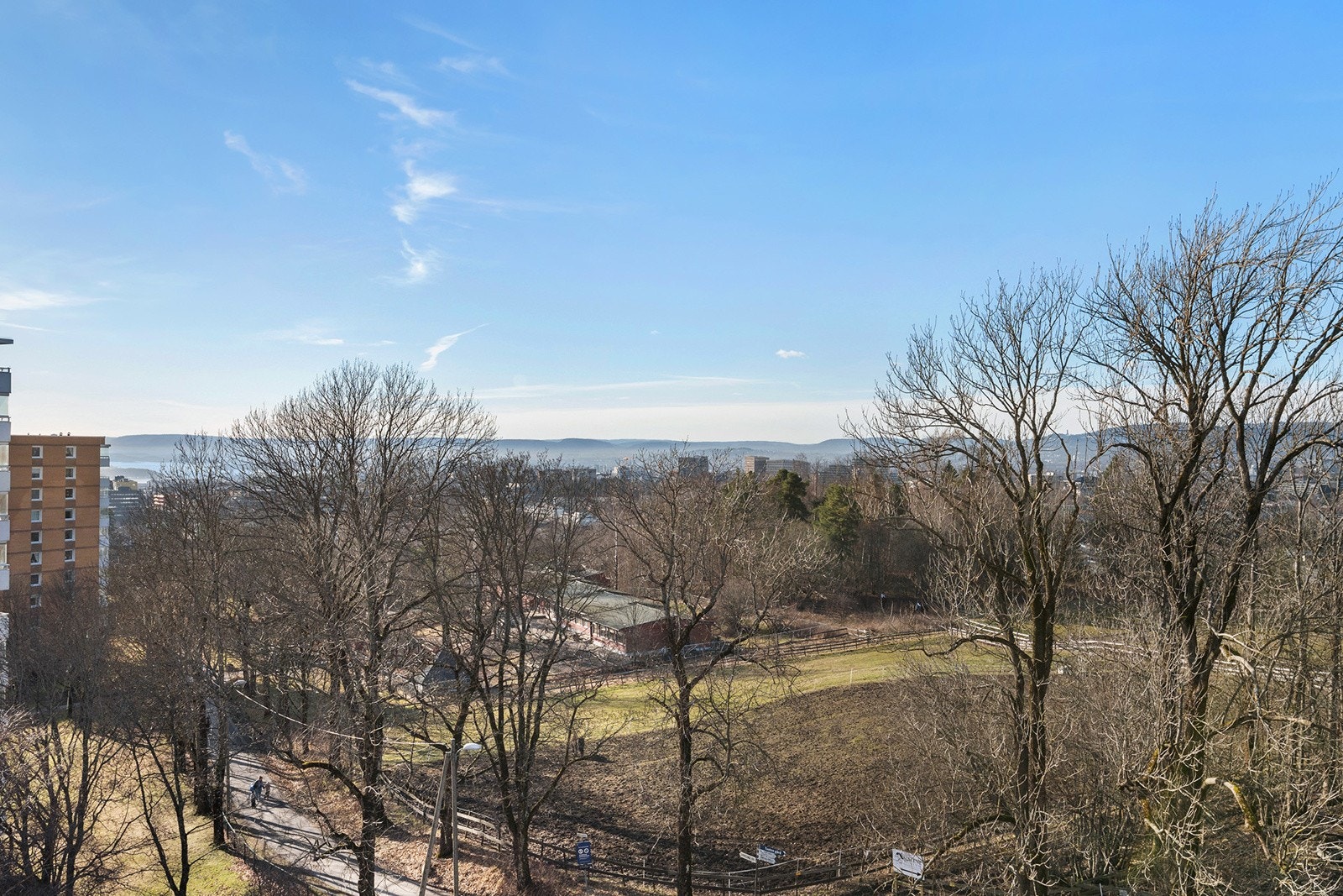 Flott utsikt over nærområdet og mot byen! Galleribilde