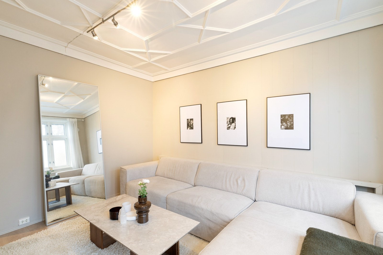 Stue med plass til sofagruppe og tv. Galleribilde