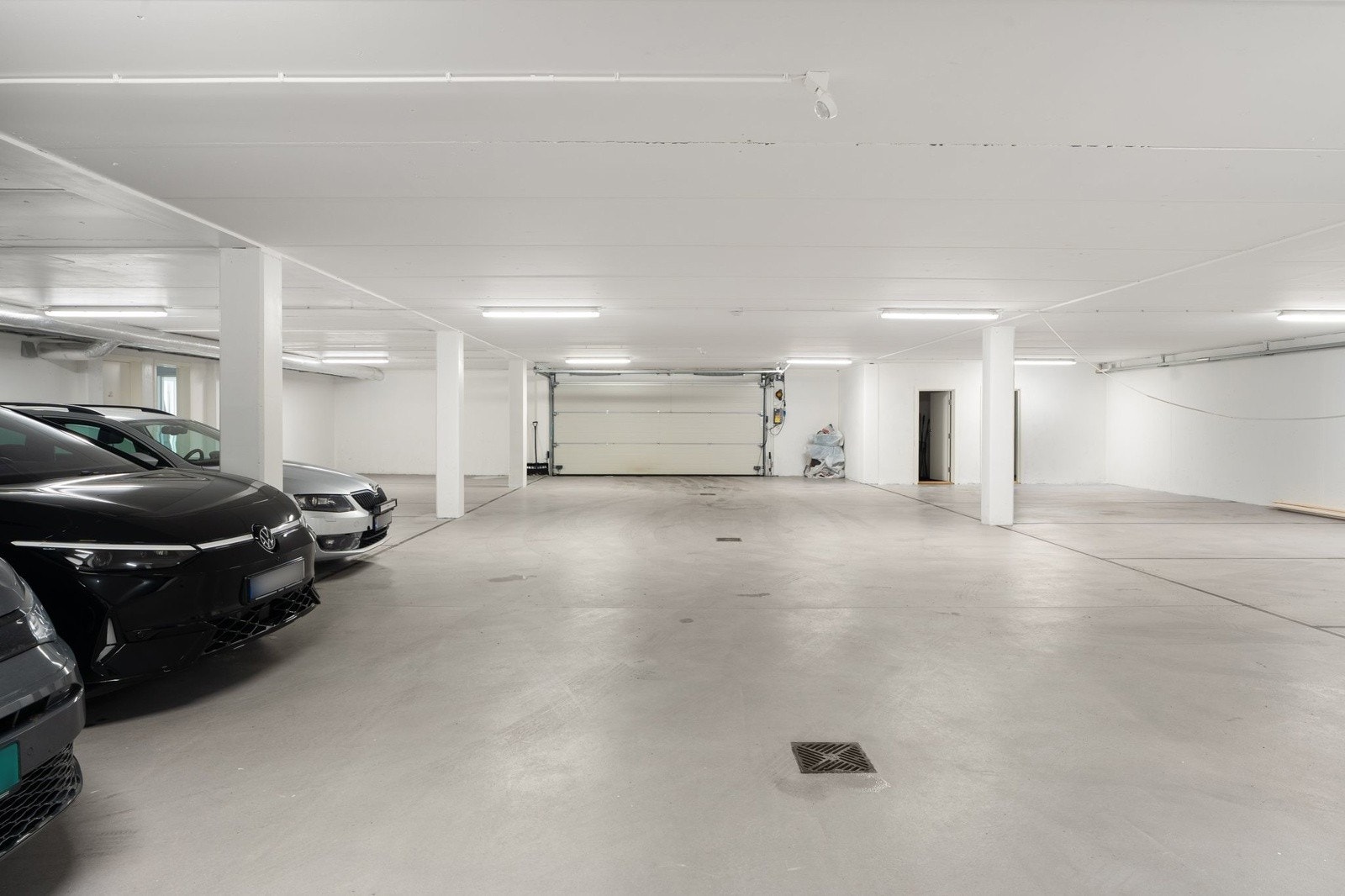 Garasjeanlegg med 12 p-plasser. 4 sportsboder tilhørende husene fra 2019. Det er montert 1 elbillader. Denne kan seriekoples.