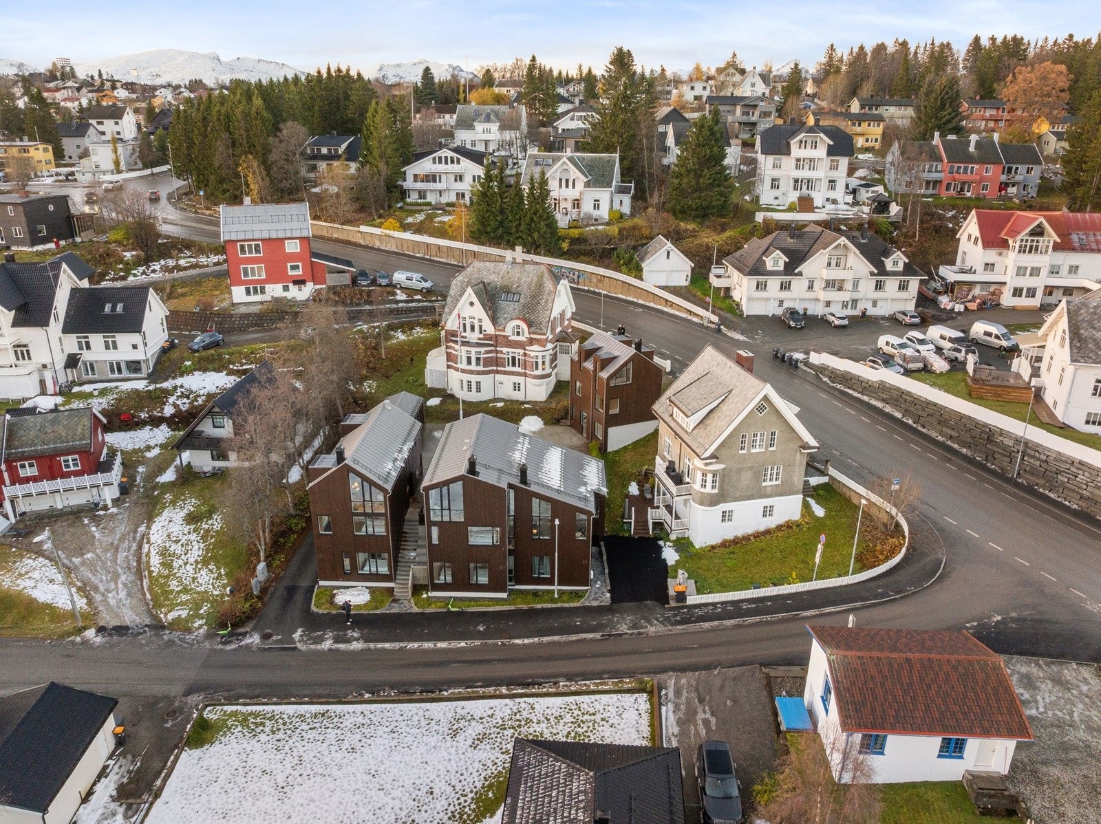 Boligkvartalet ligger sentrumsnært med enkel adkomst og kort vei til alt Tromsø har å by på!