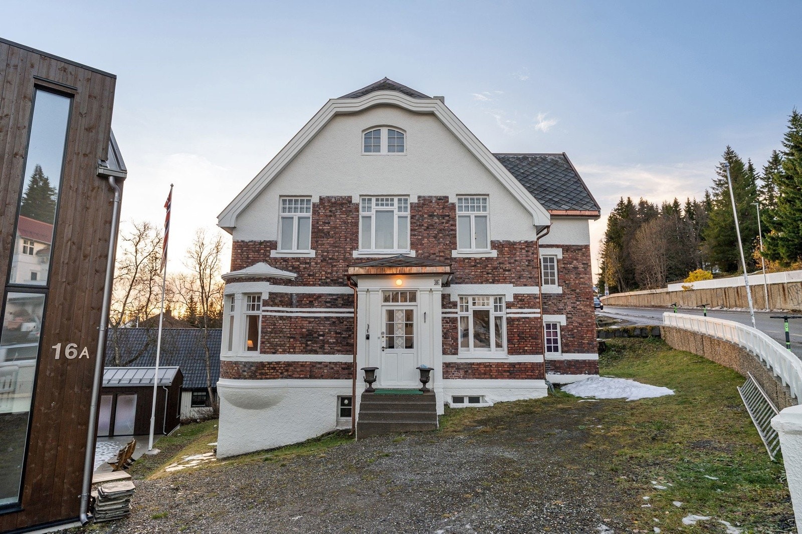 Kirkegårdsvegen 16; en av byens eldste villaer, bygd i 1915 - 3 seksjoner og innredet med 4 leiligheter.