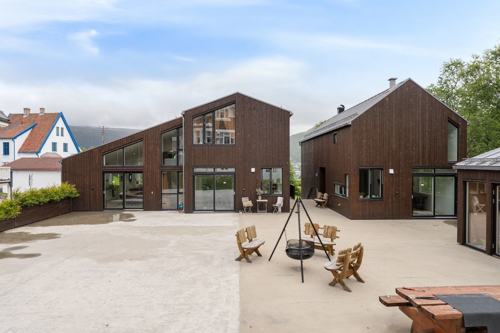 Felles gårdstun som kan nyttes til ulike sosiale formål.