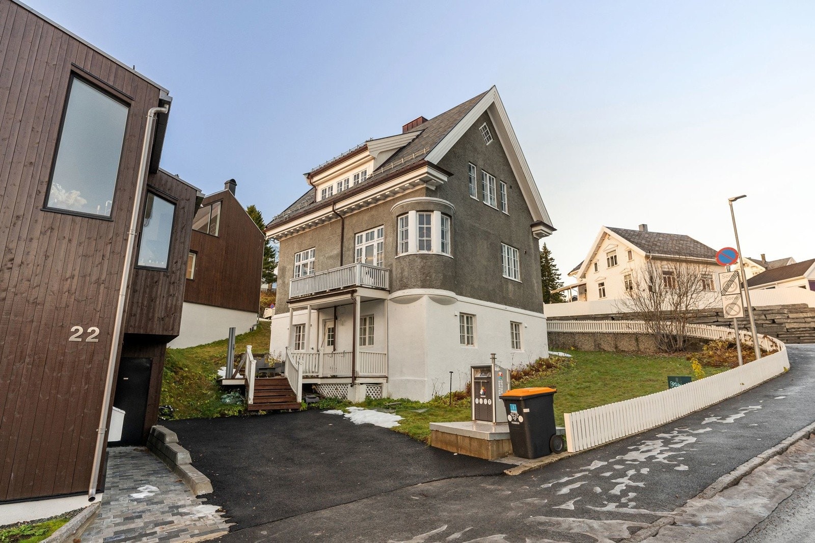 Kirkegårdsvegen 14; ærverdig villa fra 1921. Innredet med 2 leiligheter med adkomst i mellom.