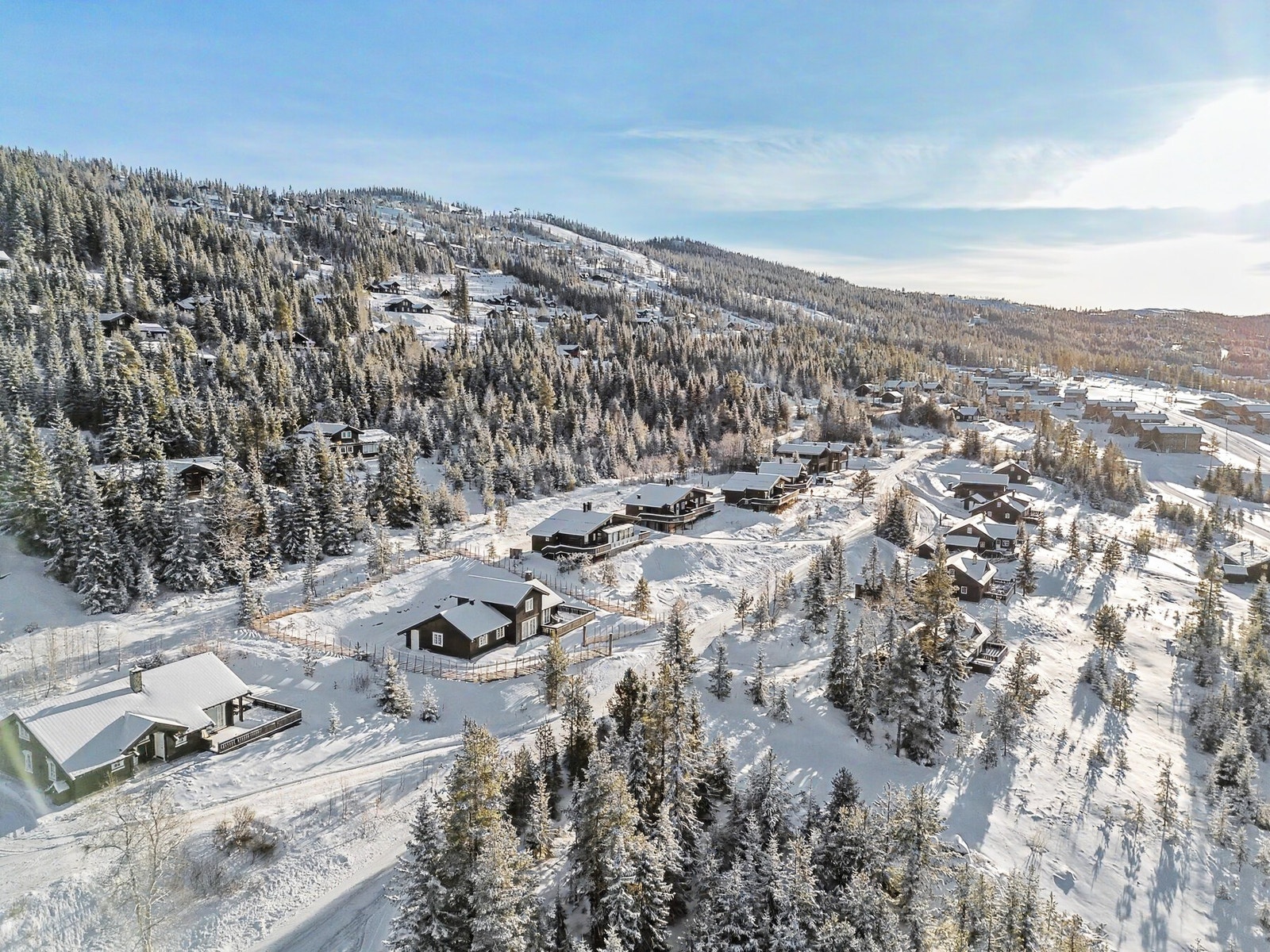 Ski inn i den nye skibakken vest for eiendommen og beliggenheten er nær "alle" Nesfjellets fasiliteter og tilbud Galleribilde