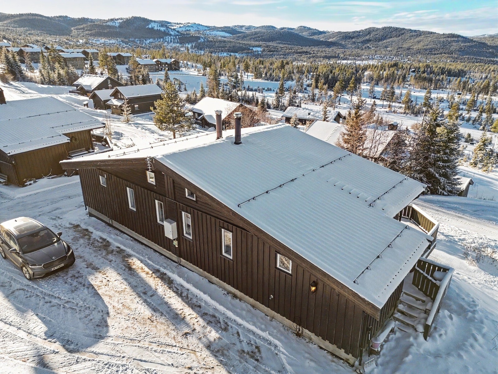 På baksiden av bygget er det opparbeidede parkeringsplasser til flere biler. Galleribilde