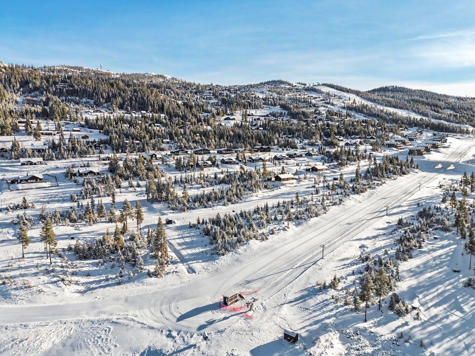 Ski inn i den nye skibakken vest for eiendommen og beliggenheten er nær "alle" Nesfjellets fasiliteter og tilbud like utenfor hytteveggen. Galleribilde