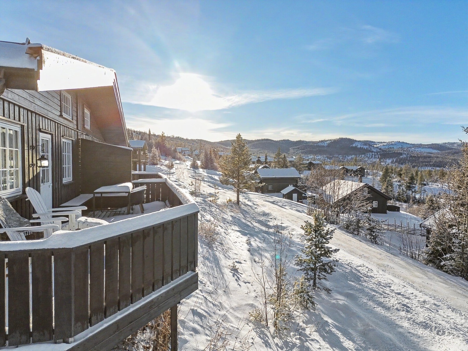 Hytta har en arealeffektiv planløsning og fine uteområder og stor terrasse. Galleribilde