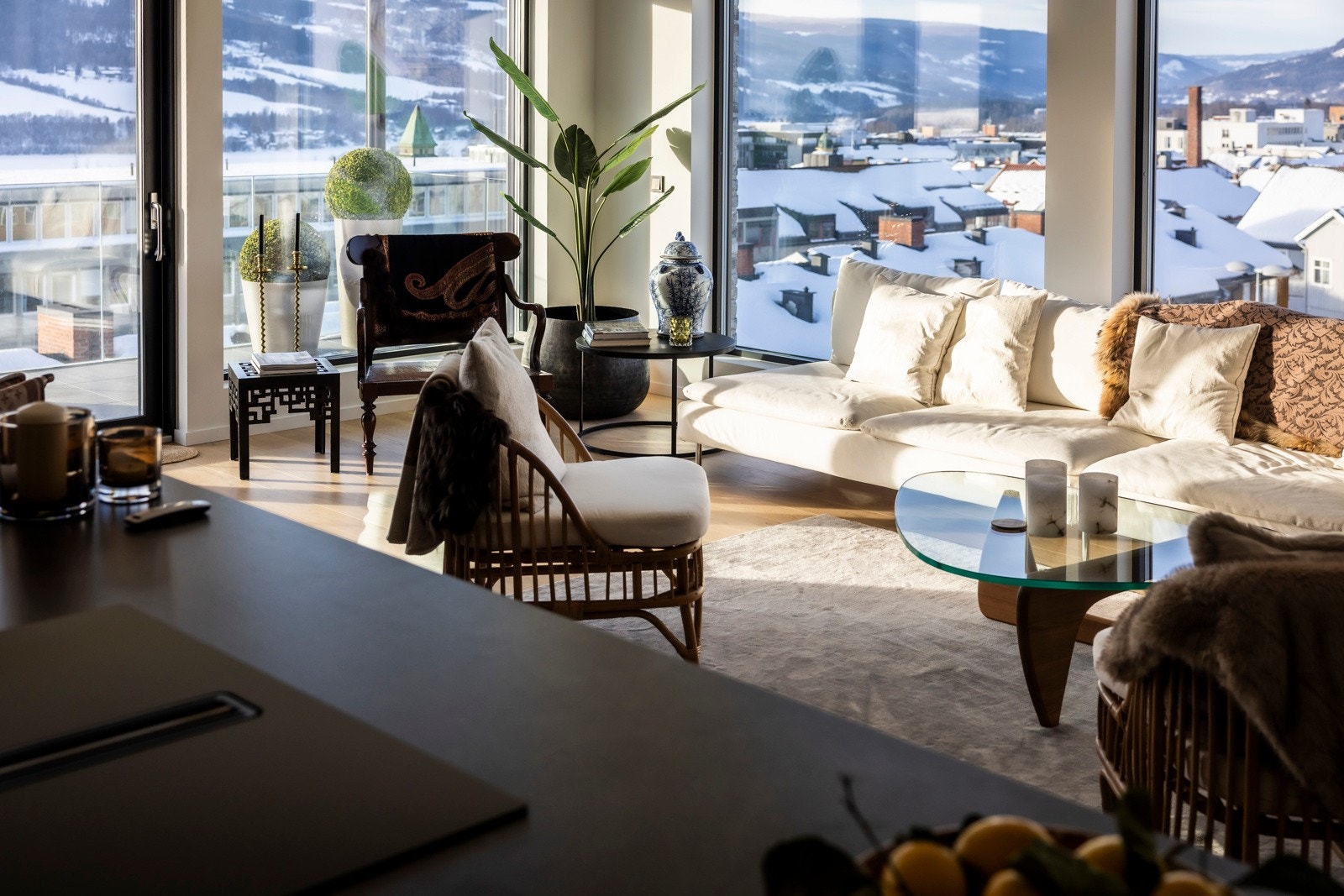 Romslig og luftig stue Galleribilde