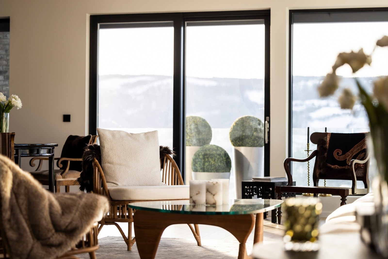 Store vinduer som slipper mye lys inn og som gjør at man kan nyte utsikten fra stuen. Romslig spisestue med meget flott utsikt. Galleribilde