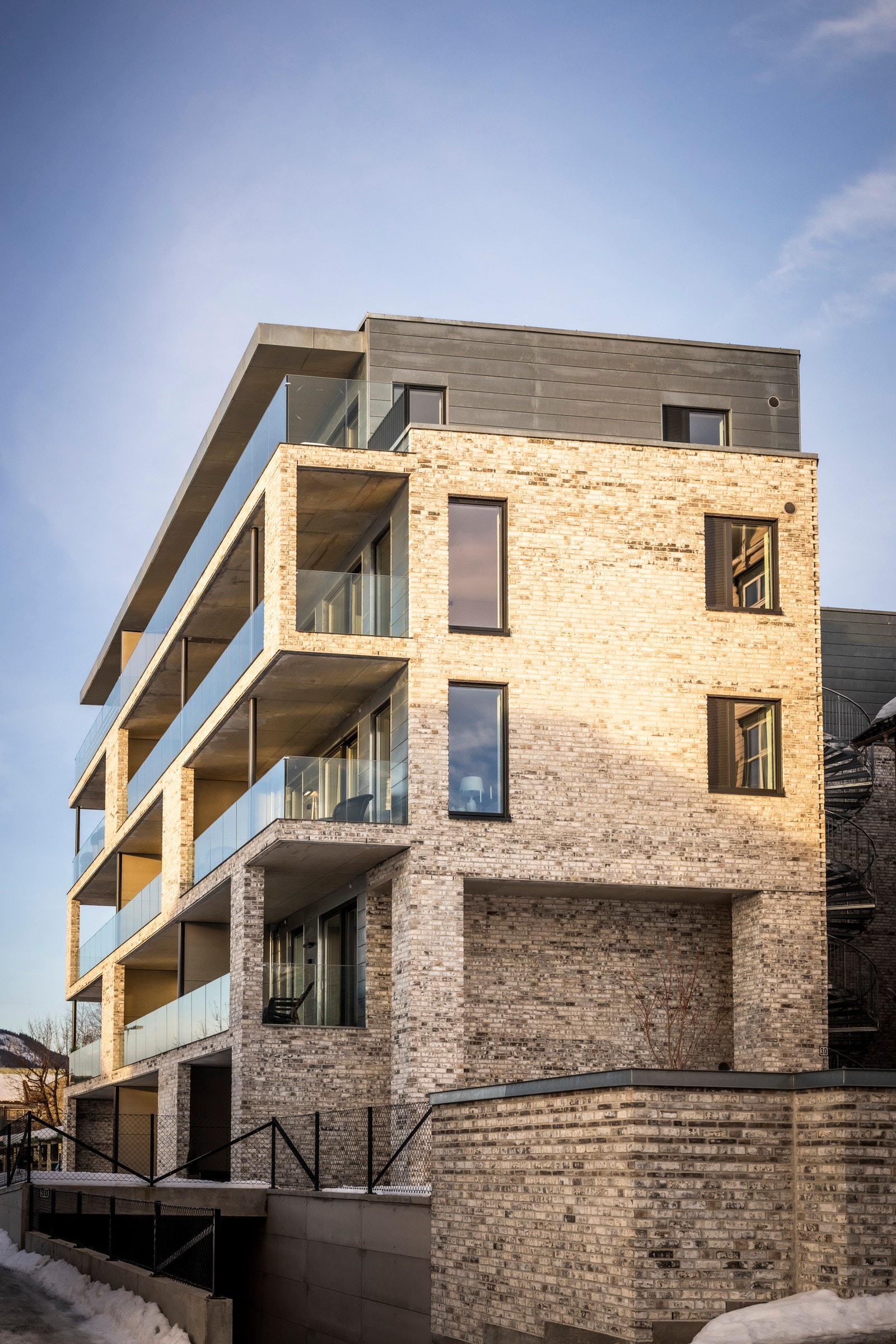 Innkjøring garasjeanlegg og fasade Galleribilde