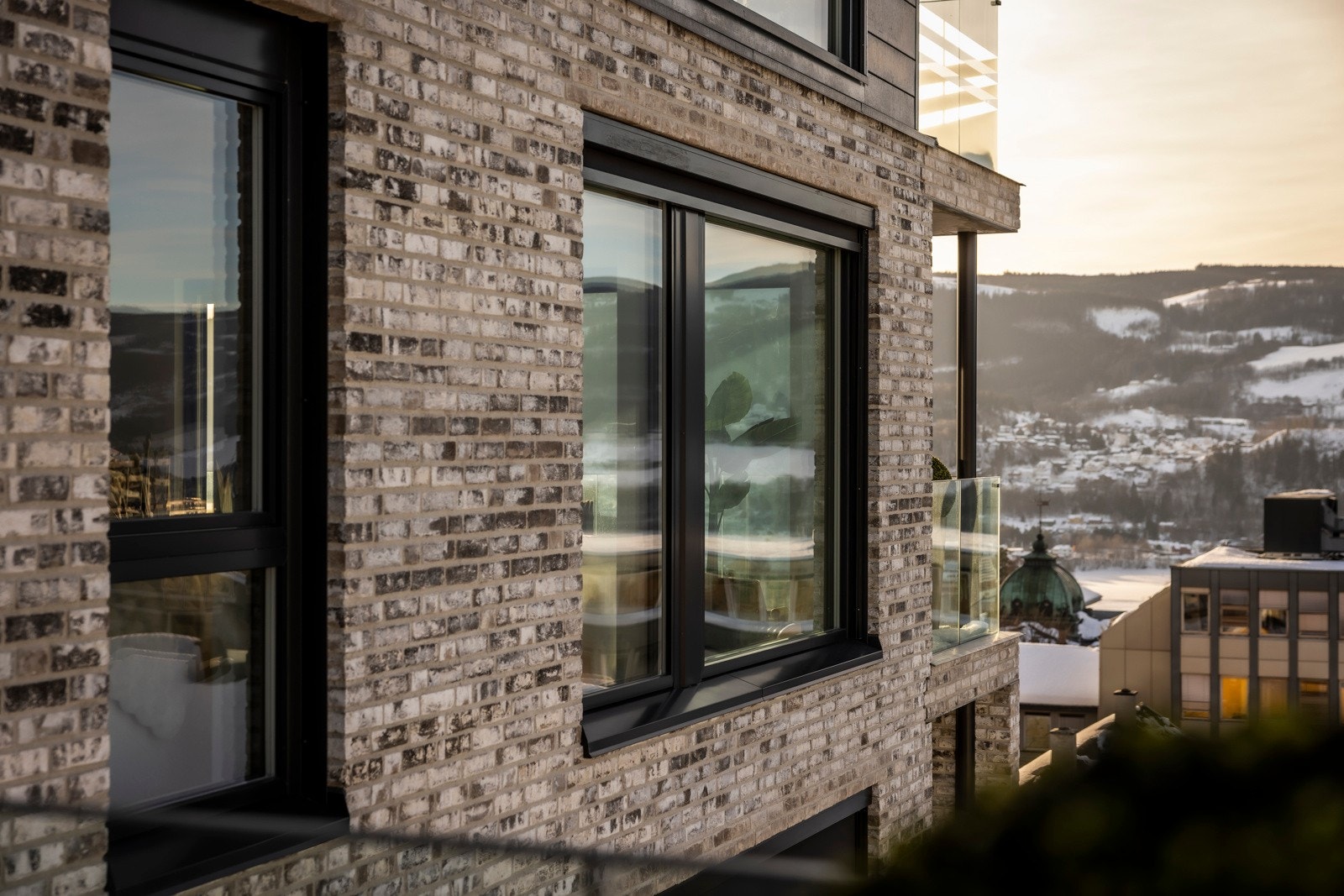 Meget lekker fasade preget av tegl og sink Galleribilde