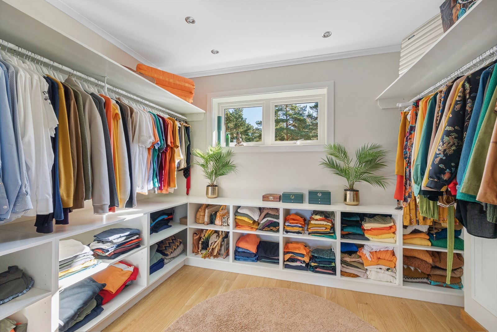 Walk-in closet tilhørende hovedsoverommet Galleribilde
