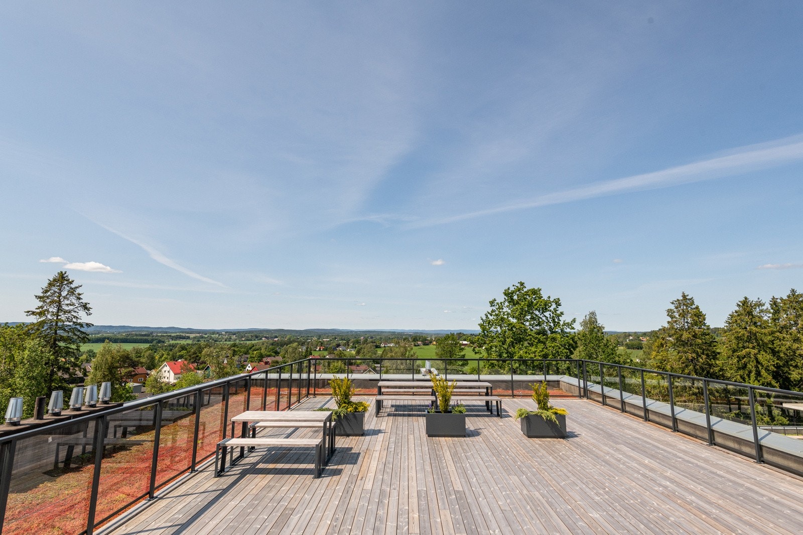 Fra byggets felles takterrasse - her kan både sol og utsikt nytes hele dagen! Galleribilde