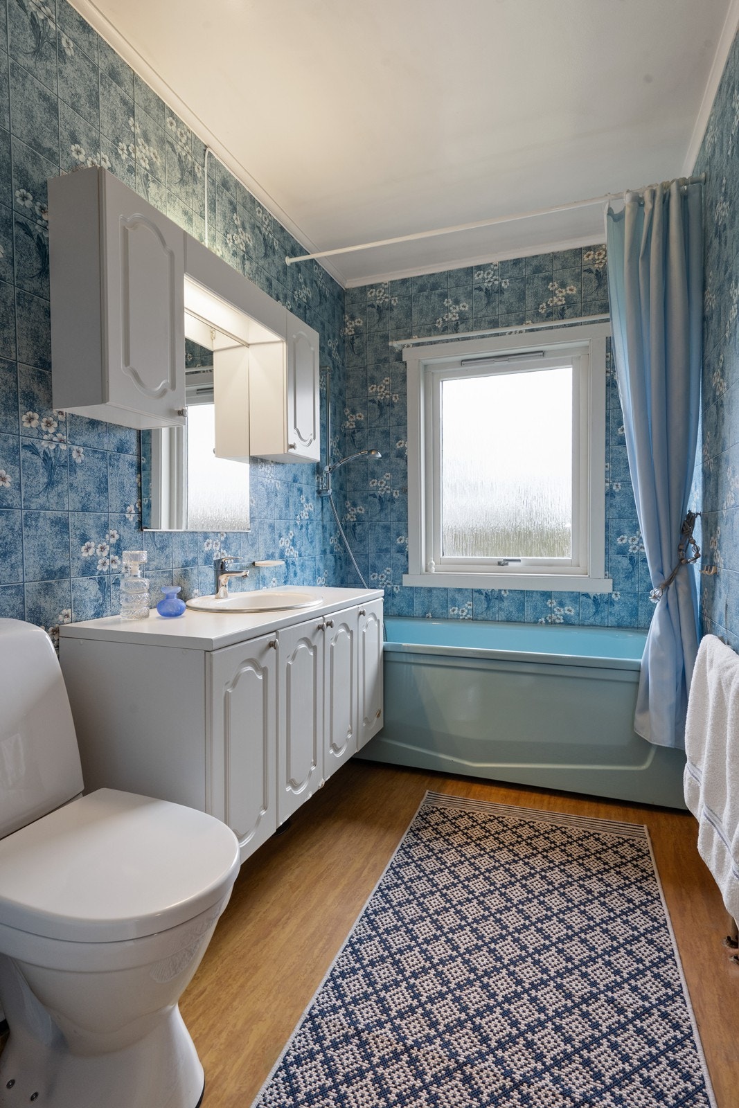 Bad med innredning i lys utførelse og badekar. Galleribilde