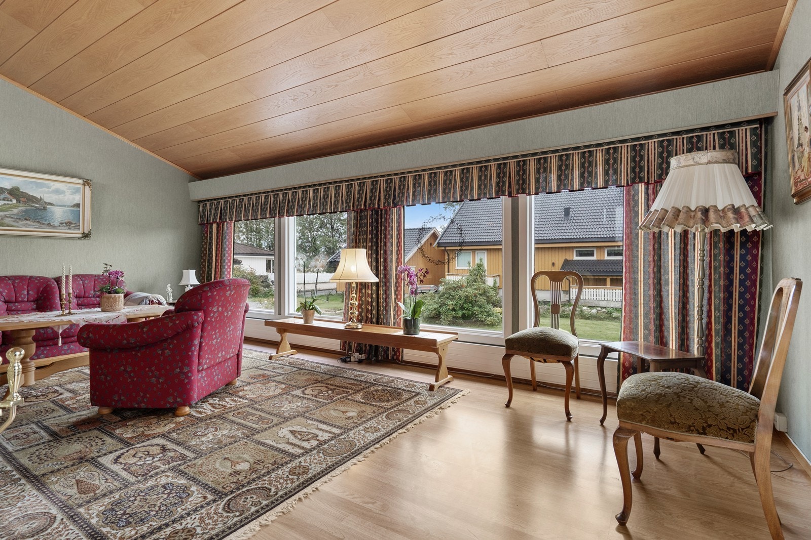 Store vindusflater gir godt med naturlig lysinnslipp. Galleribilde