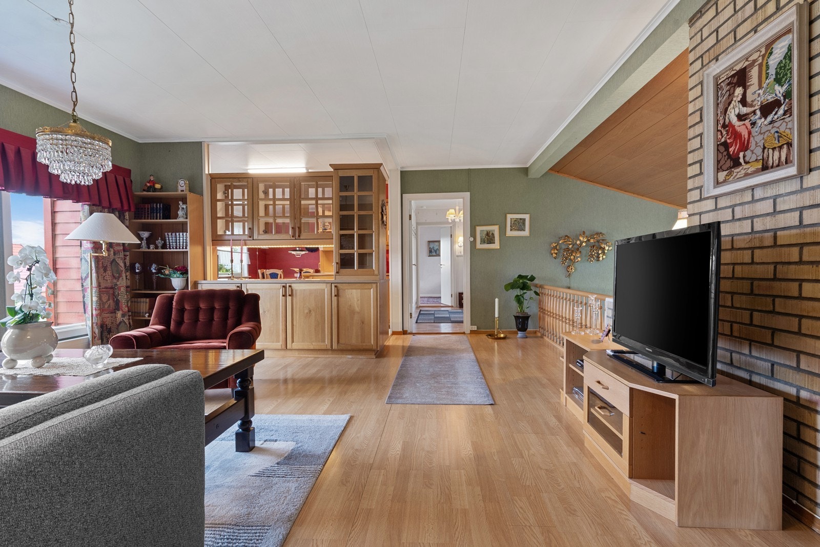 Romslig stue i 1. etasje med gode innredningsmuligheter. Galleribilde