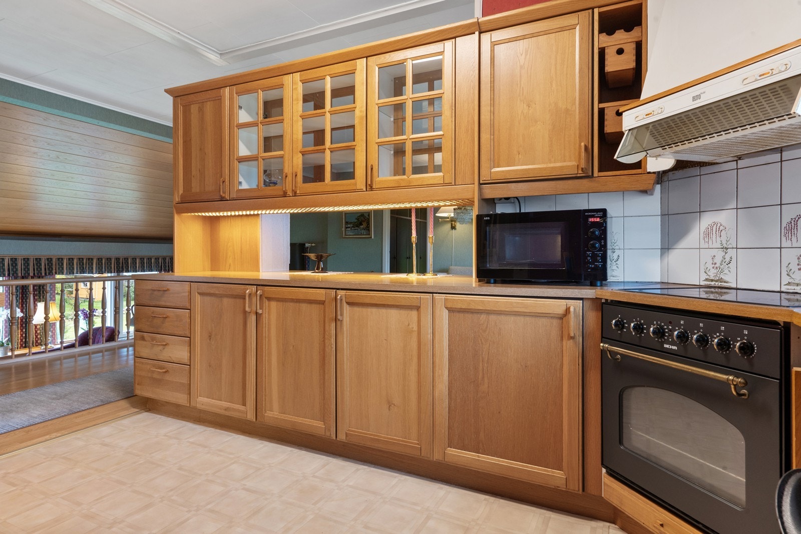 Kjøkken med profilerte fronter og laminat benkeplate. Galleribilde