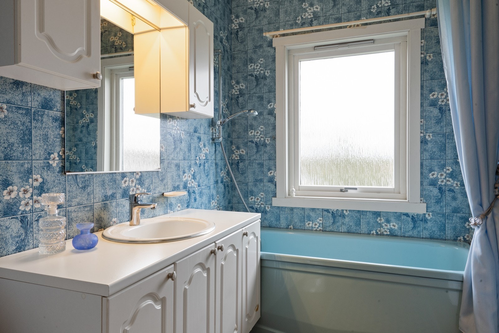 Det er skap over og under vasken. Rommet er naturlig ventilert. Galleribilde