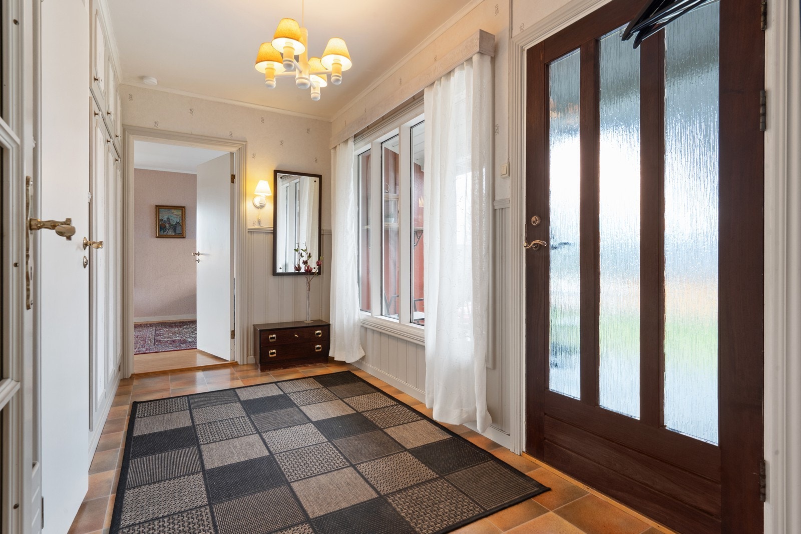 Gangen har integrerte skap hvor det kan henges yttertøy. Galleribilde