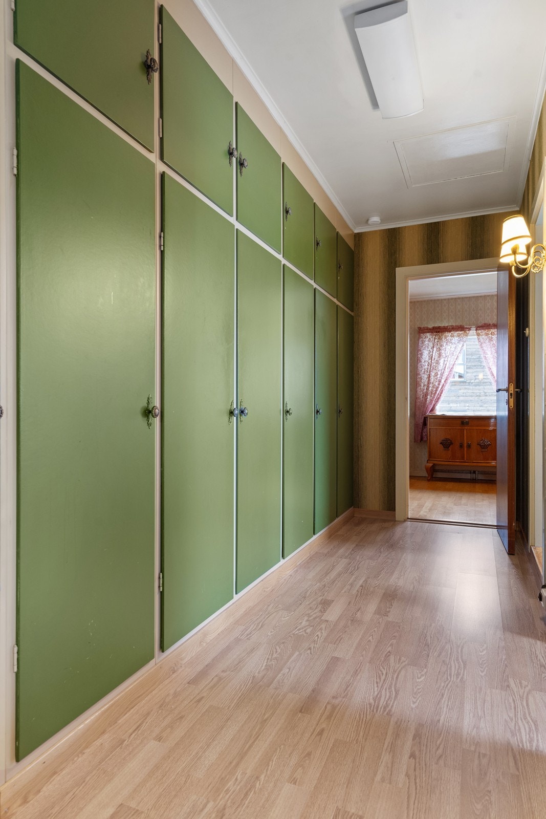 Gang med garderobeskap. Galleribilde