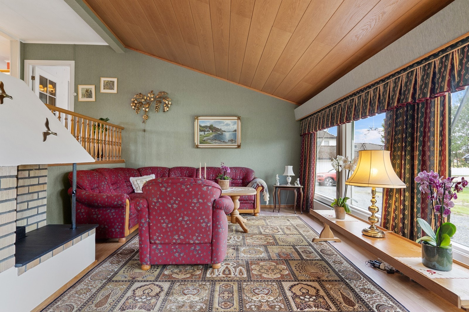 Boligen har en halvetasje hvor det er innredet med en ekstra stue. Galleribilde