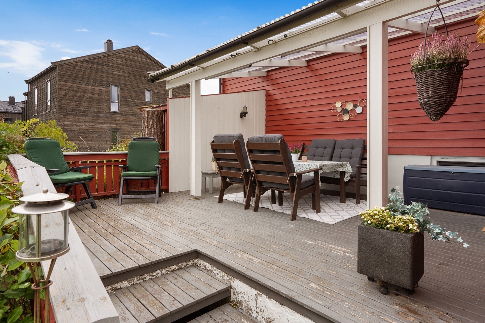 Boligen har en romslig veranda som er dels overbygget. Galleribilde