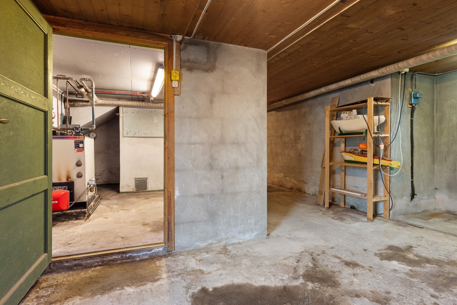 Kjelleren har flere rom for oppbevaring og teknisk rom med fyringsanlegg. Galleribilde