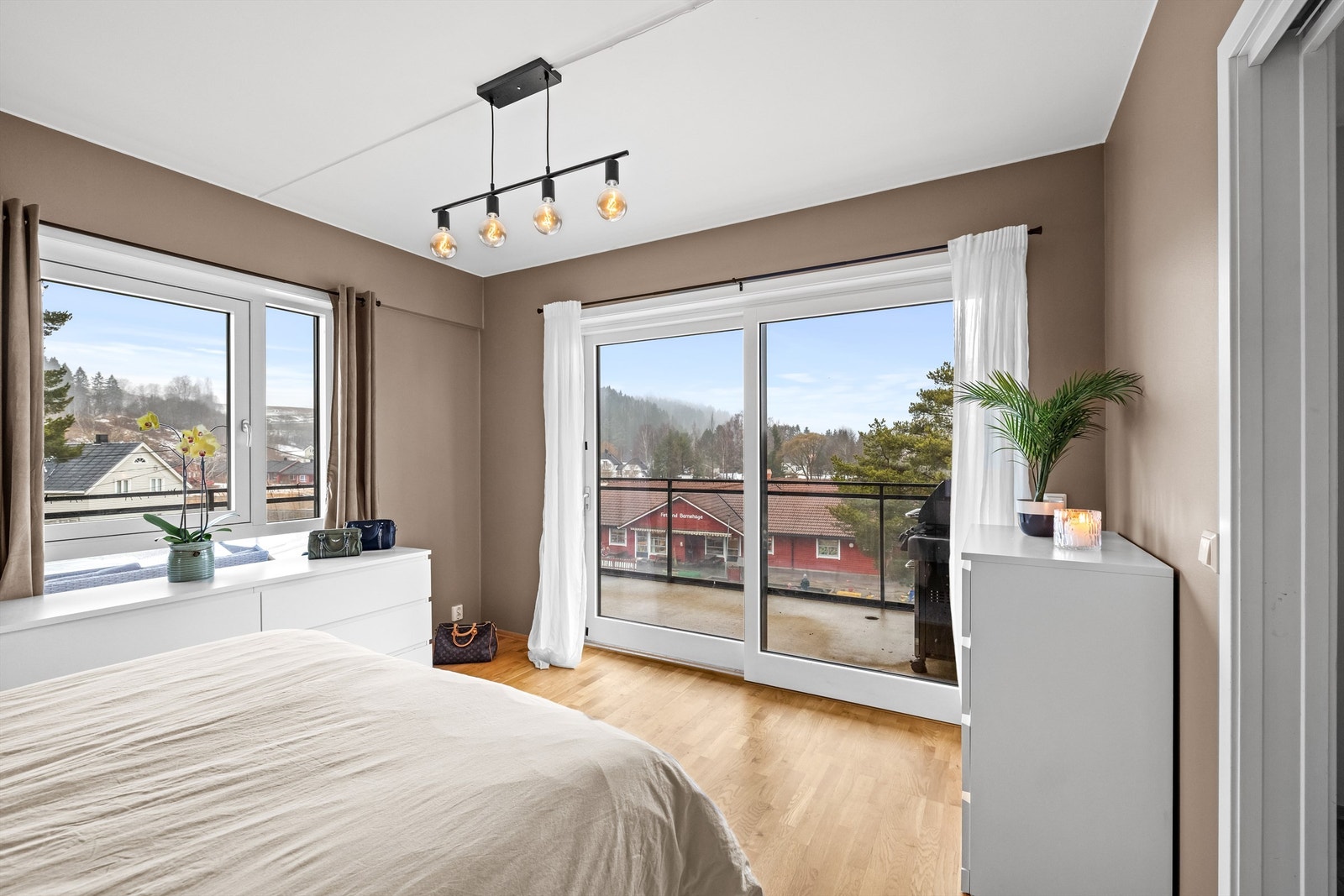 En bred skyvedør i glass fra byggeåret åpner opp mot den store balkongen. Galleribilde