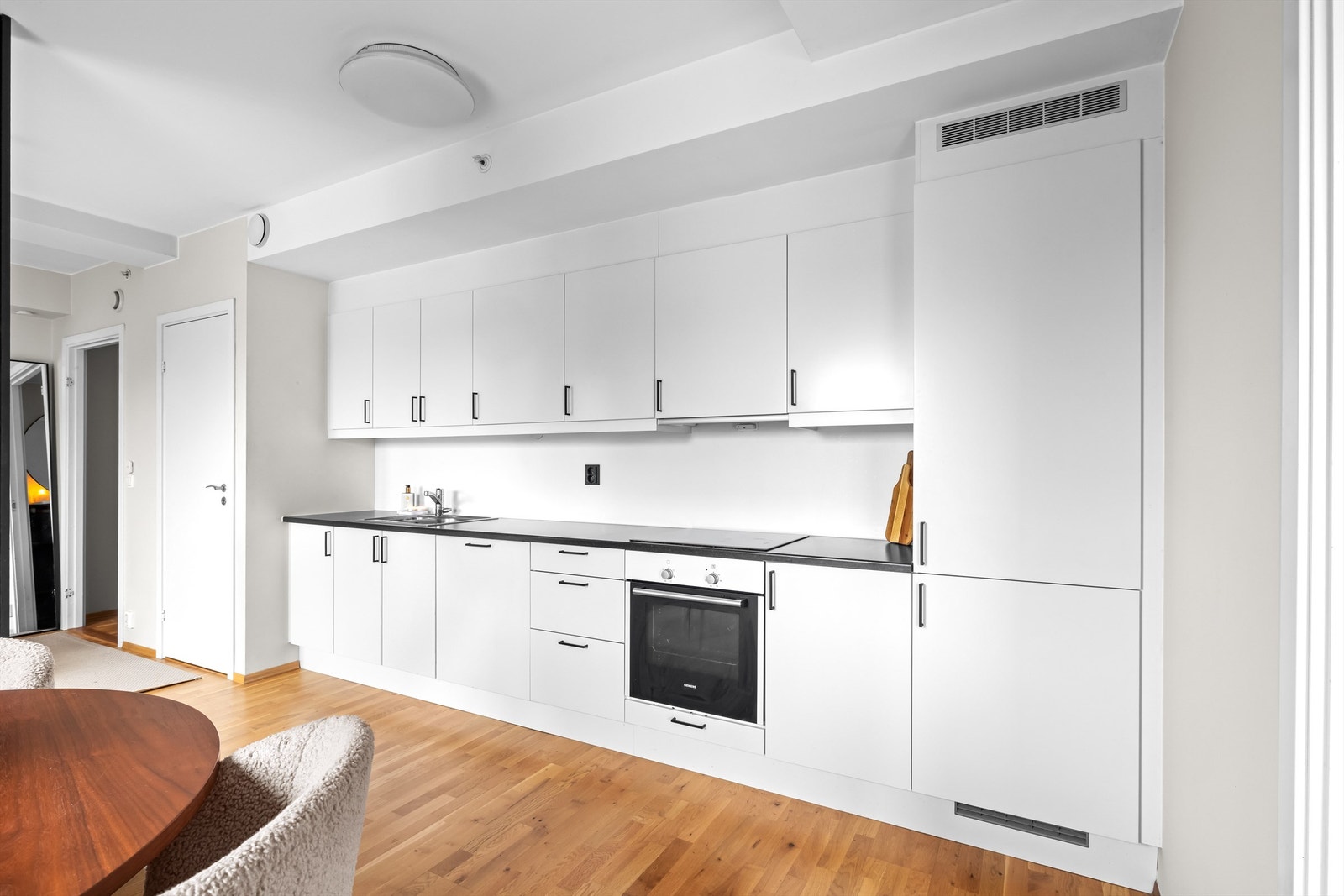 Kjøkkenet er utstyrt med integrert stekeovn, platetopp, oppvaskmaskin og kjøleskap med fryser. Galleribilde