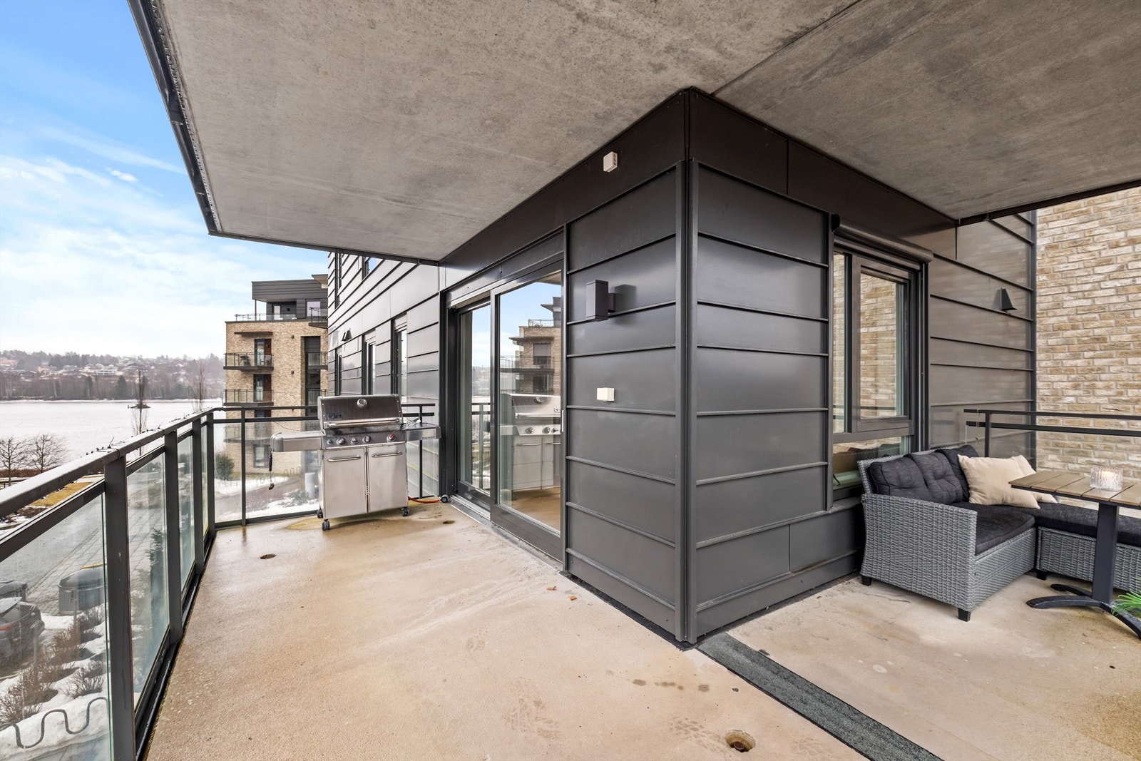 Svært romslig balkong på 17 m². Galleribilde