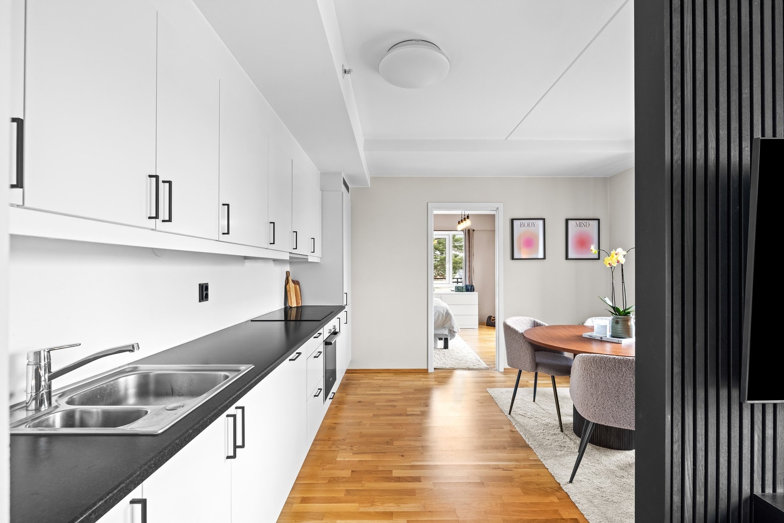 Kjøkkeninnredningen har glatte fronter og benkeplate i laminat. Automatisk vannstopper med fuktsensor er installert. Galleribilde