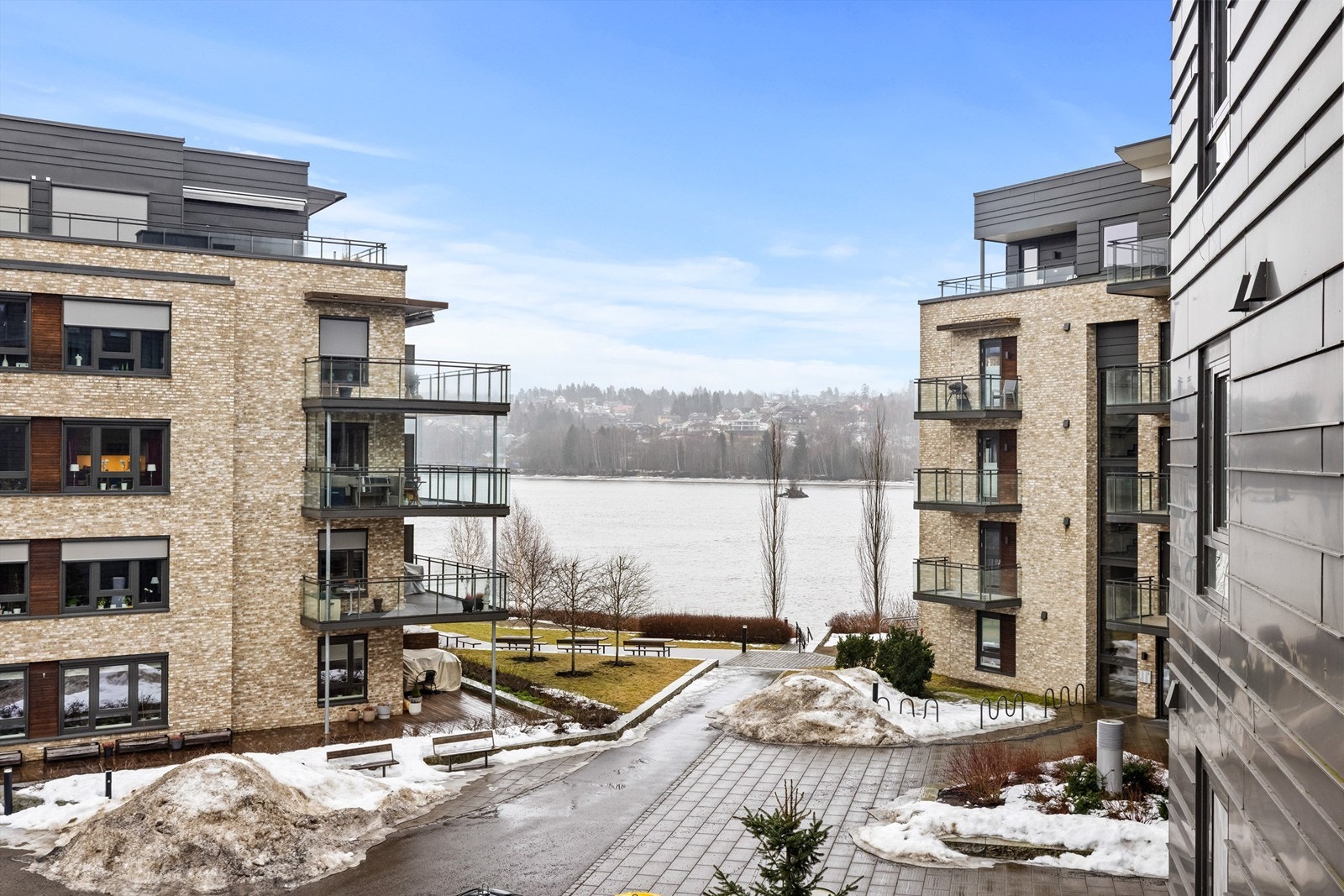 Sameiet har en idyllisk beliggenhet ved Glommas bredder. Fellesarealer er pent opparbeidet med plen, beplantning og sittegrupper. Galleribilde