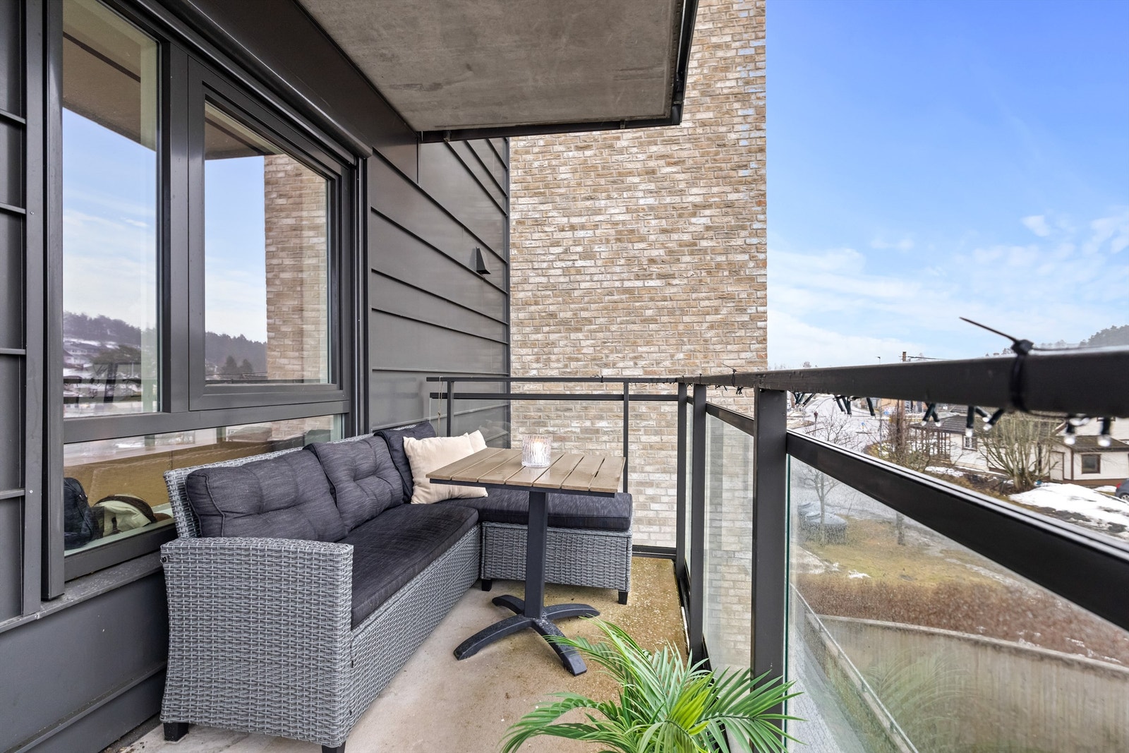 Balkongen er praktisk utstyrt med utelys og en utvendig stikkontakt. Galleribilde